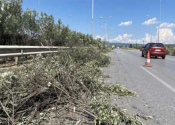Εργασίες καθαρισμού της τάφρου στην ΕΟ 2 Θεσσαλονίκης-Έδεσσας