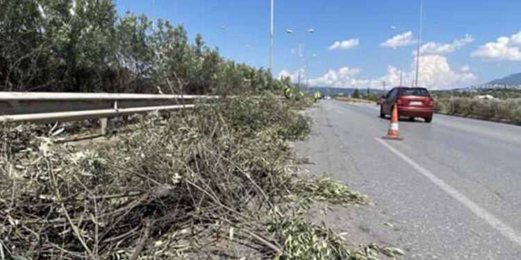 Εργασίες καθαρισμού της τάφρου στην ΕΟ 2 Θεσσαλονίκης-Έδεσσας